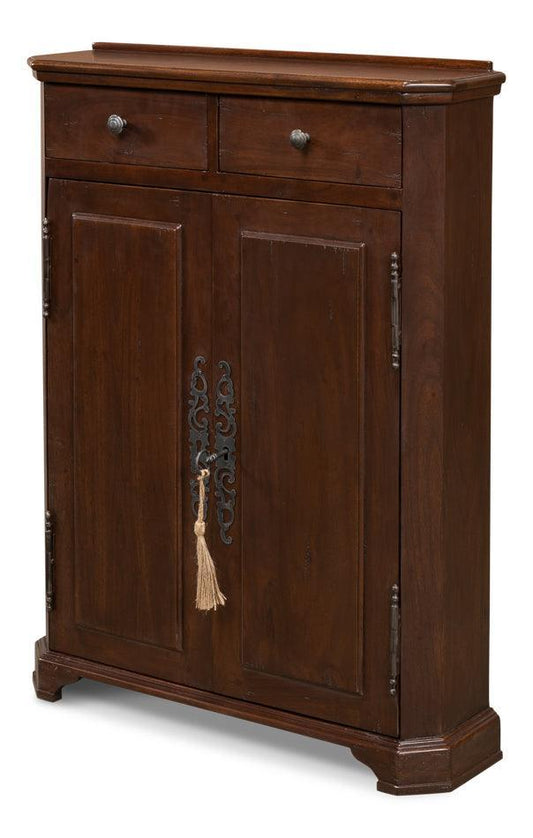 Armoire d'entrée de style campagnard français en noyer chaleureux