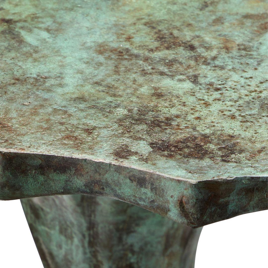 Table d'appoint artisanale vert-de-gris