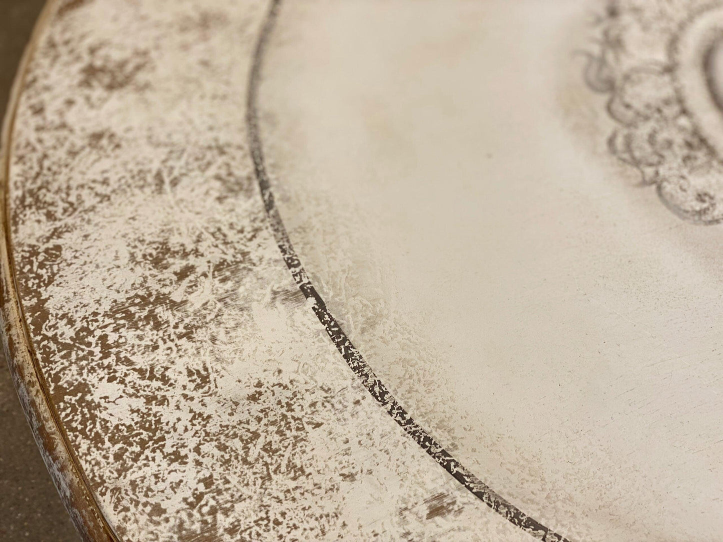 Table à manger ronde à volutes françaises