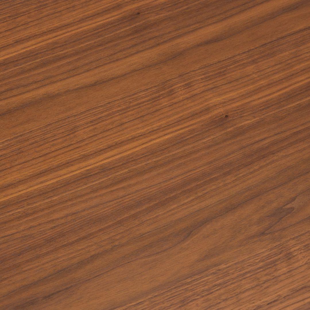 Table basse avec plateau en noyer doré
