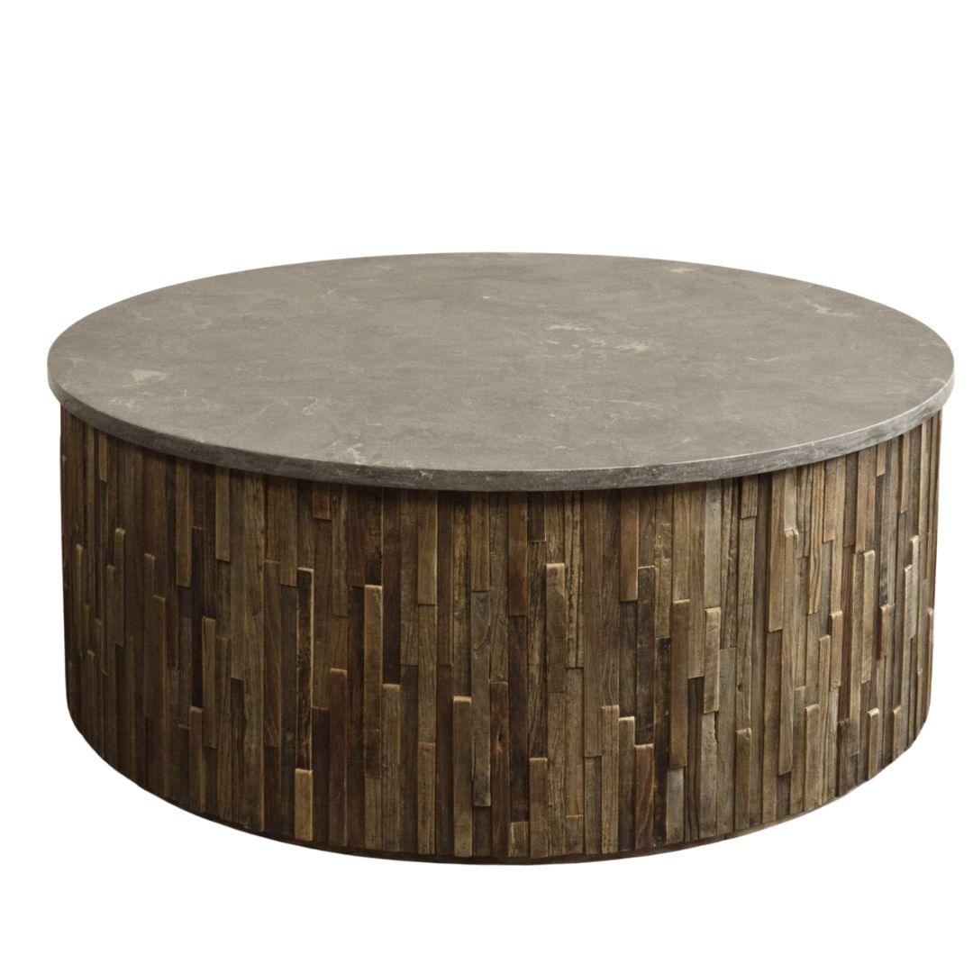 Table basse en blocs de bois récupérés avec plateau en pierre bleue