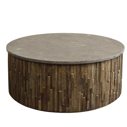 Table basse en blocs de bois récupérés avec plateau en pierre bleue