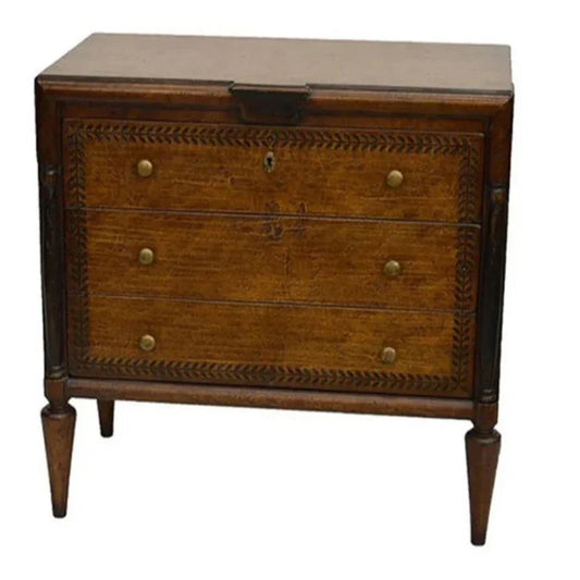 Commode latérale vénitienne à feuilles gravées