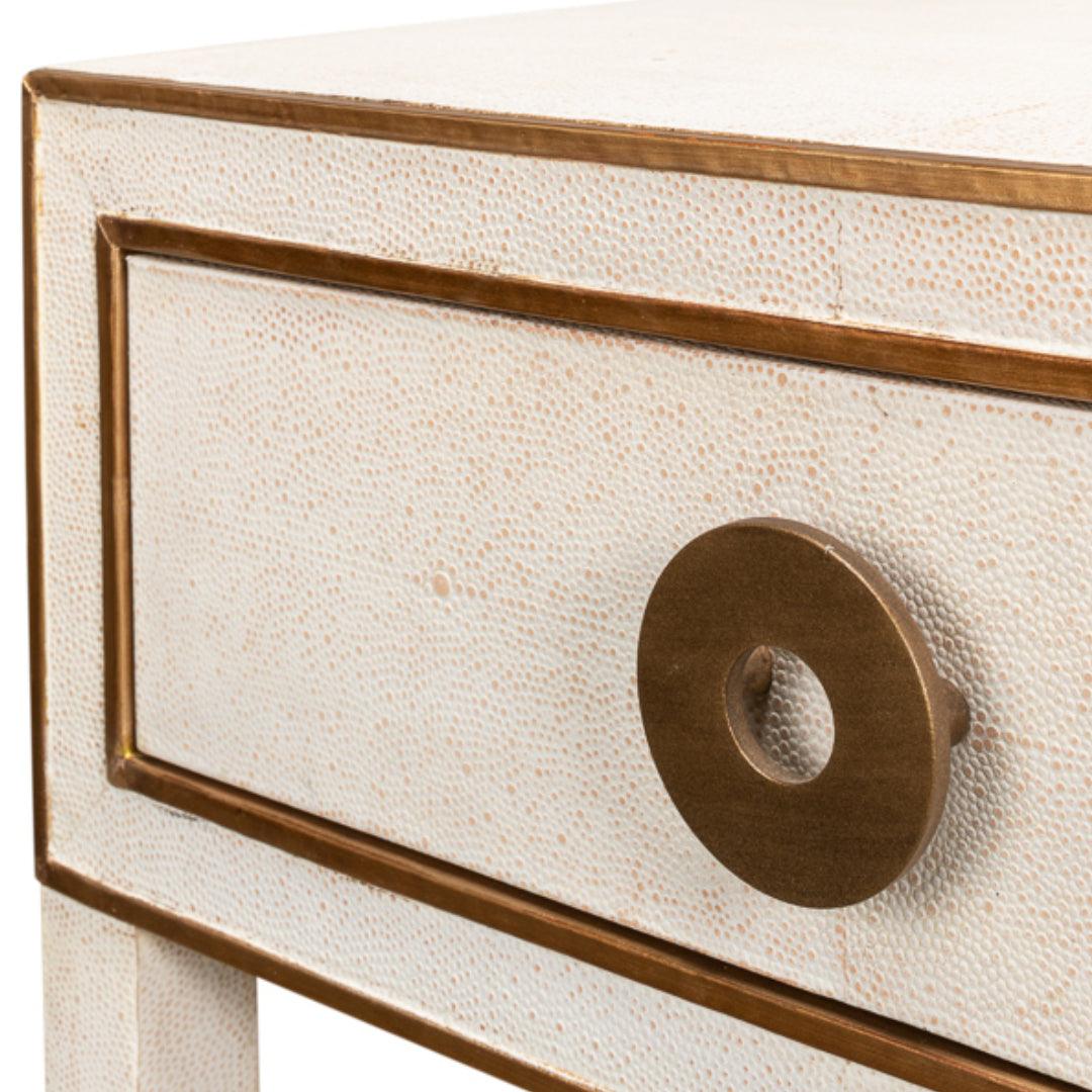 Table de chevet en galuchat blanc et laiton