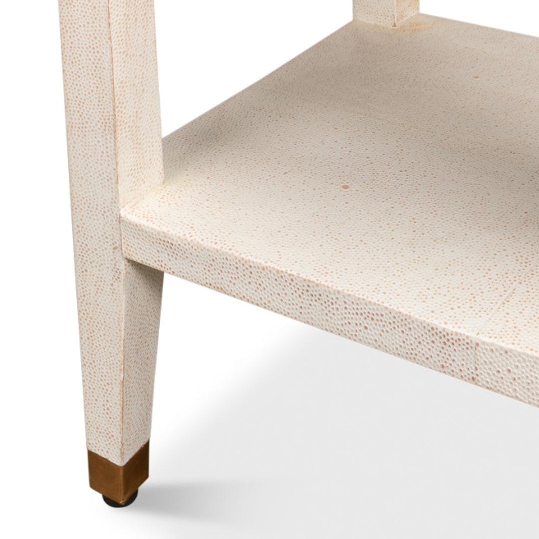 Table de chevet en galuchat blanc et laiton