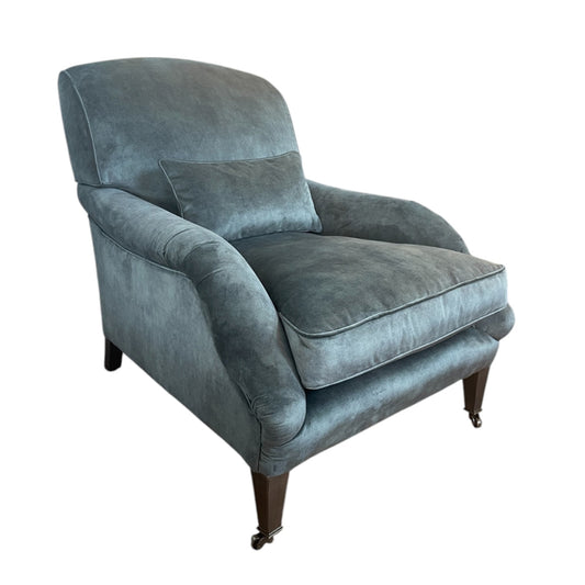 Fauteuil rétro en velours bleu pelucheux