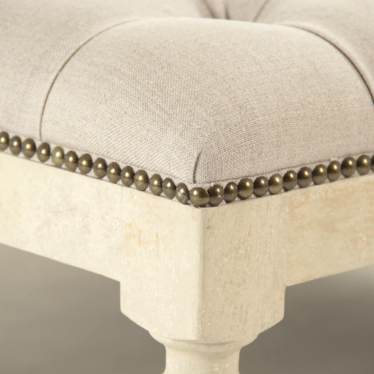 Pouf carré capitonné blanc cassé vieilli