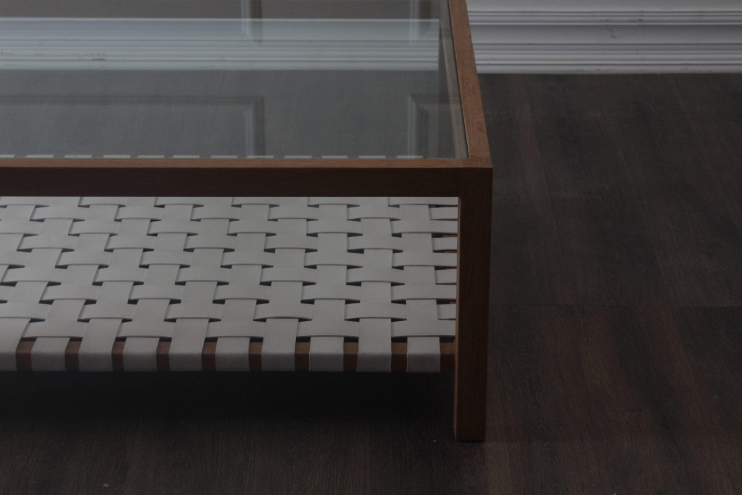 Table basse avec plateau en verre et sangles en cuir