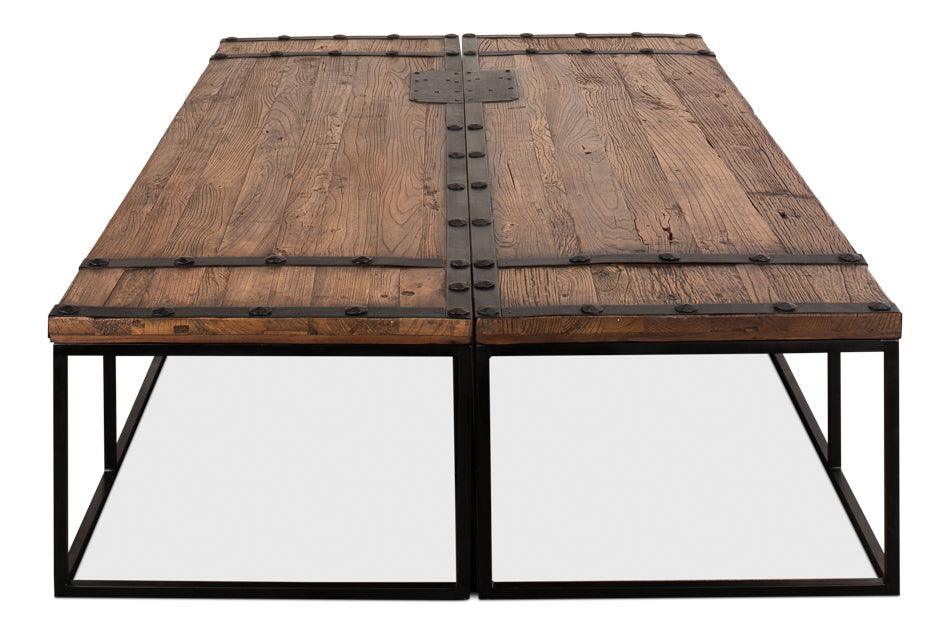 Grande table basse en bois avec portes de château