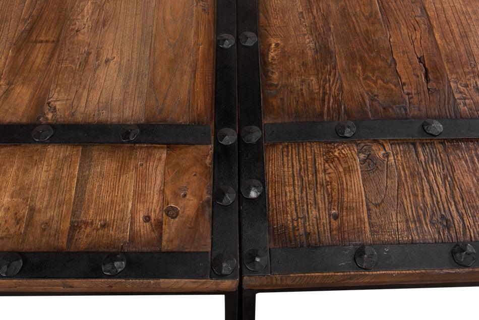 Grande table basse en bois avec portes de château
