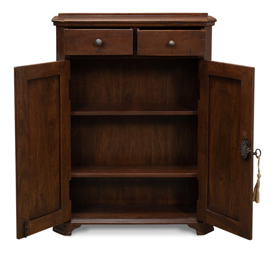 Armoire d'entrée de style campagnard français en noyer chaleureux