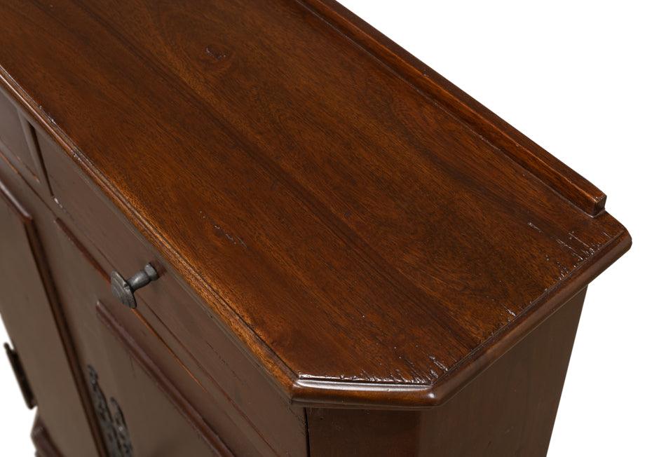 Armoire d'entrée de style campagnard français en noyer chaleureux