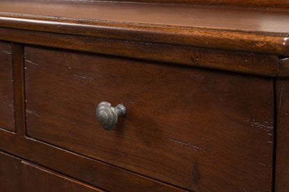 Armoire d'entrée de style campagnard français en noyer chaleureux