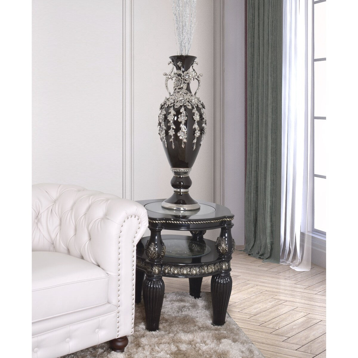 Superbe vase orné de bijoux en forme de fleuron noir et argent de 35 pouces de hauteur