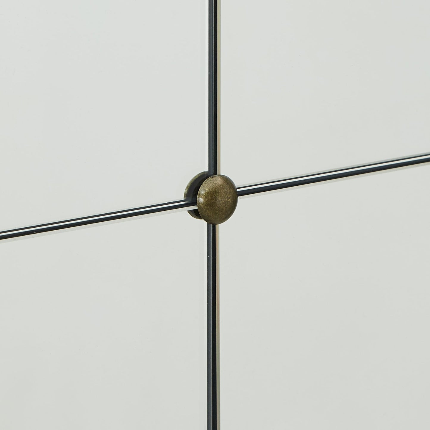 Miroir mural à panneaux argentés antiques Fantina par iNSPIRE Q Classic