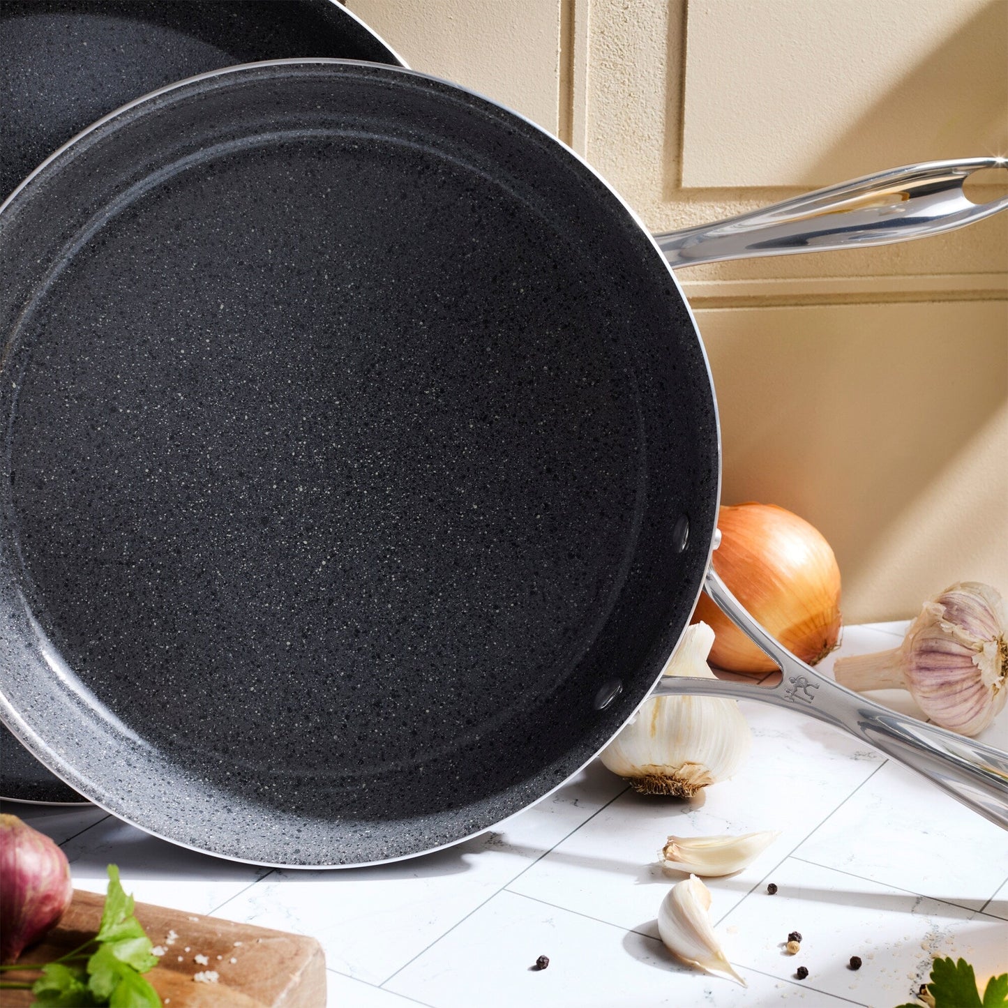 Batterie de cuisine antiadhésive en aluminium et céramique Henckels Capri Ceramic, 11 pièces - Gris