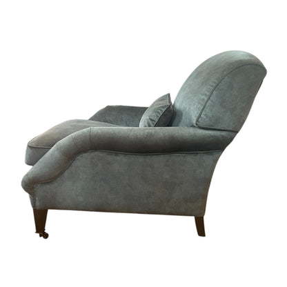Fauteuil rétro en velours bleu pelucheux