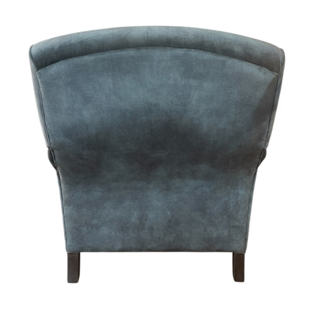 Fauteuil rétro en velours bleu pelucheux