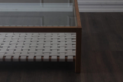 Table basse avec plateau en verre et sangles en cuir