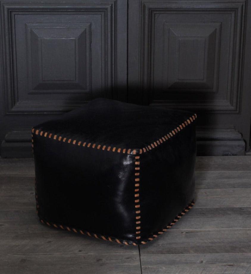 Cube en cuir noir cousu