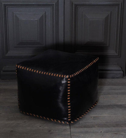Cube en cuir noir cousu